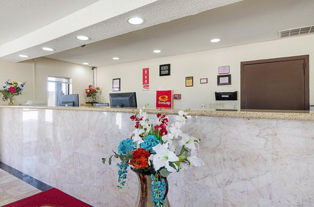 Econo Lodge Mcpherson Exterior photo