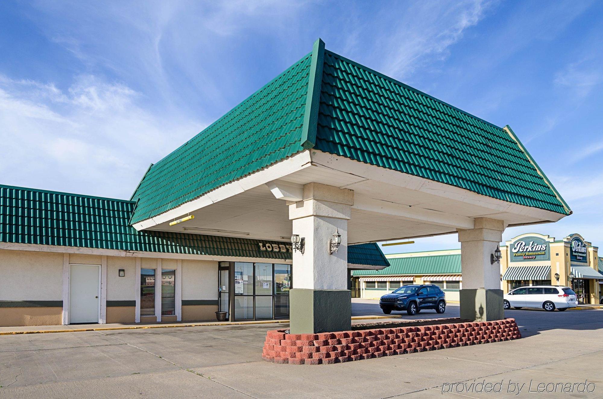 Econo Lodge Mcpherson Exterior photo