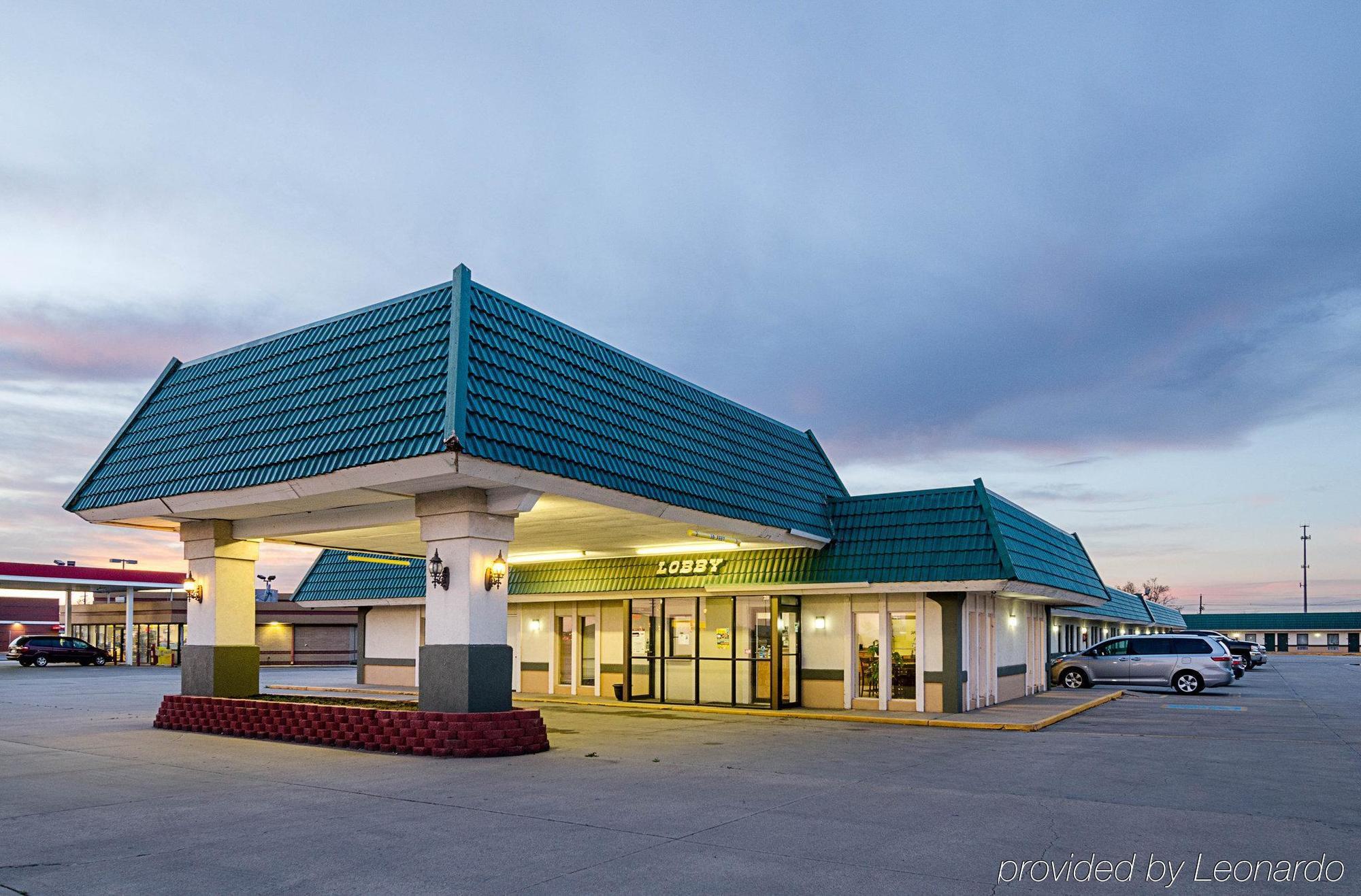 Econo Lodge Mcpherson Exterior photo