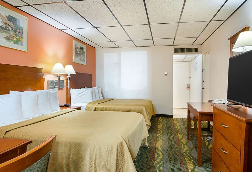Econo Lodge Mcpherson Room photo