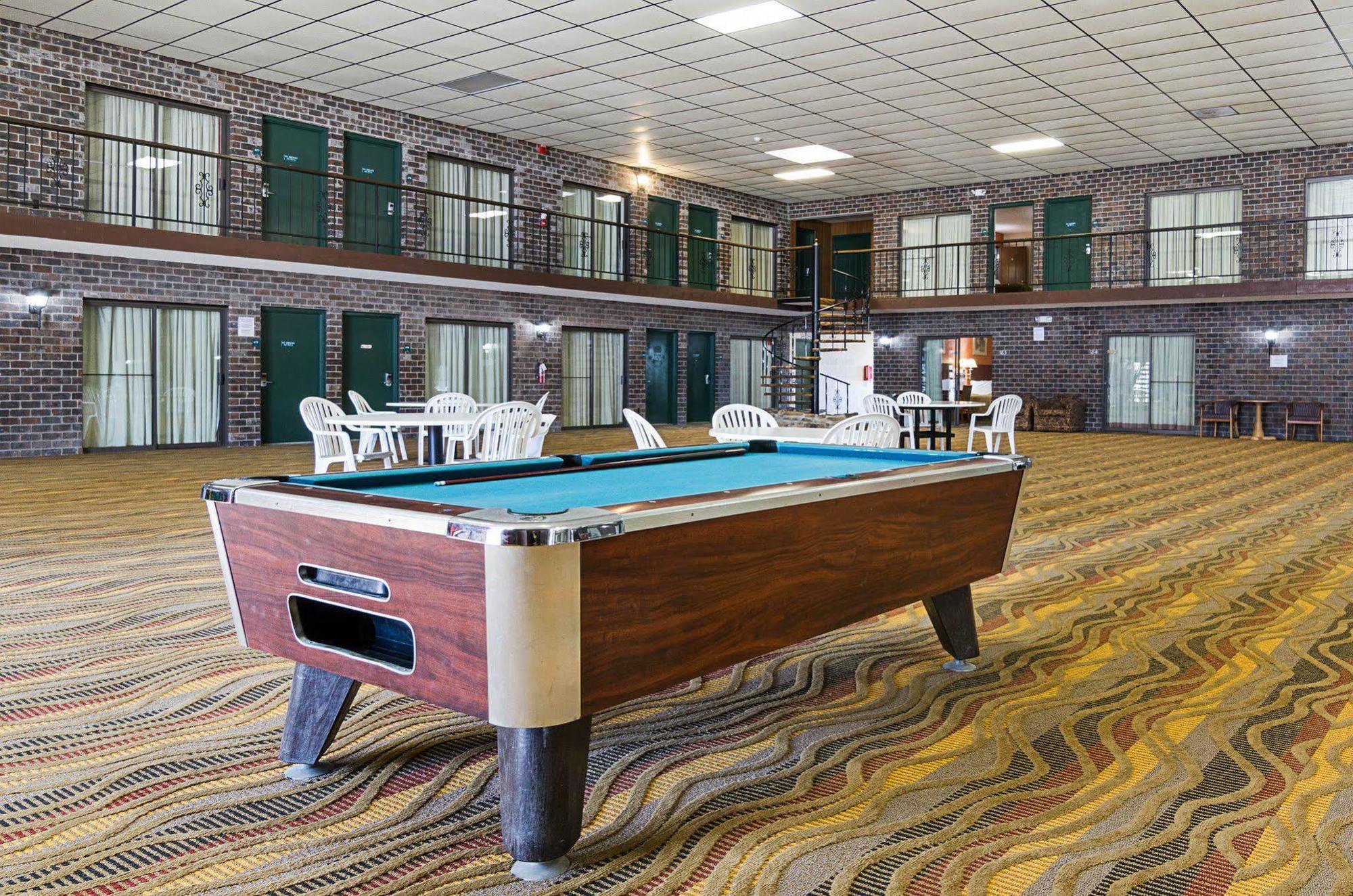 Econo Lodge Mcpherson Exterior photo